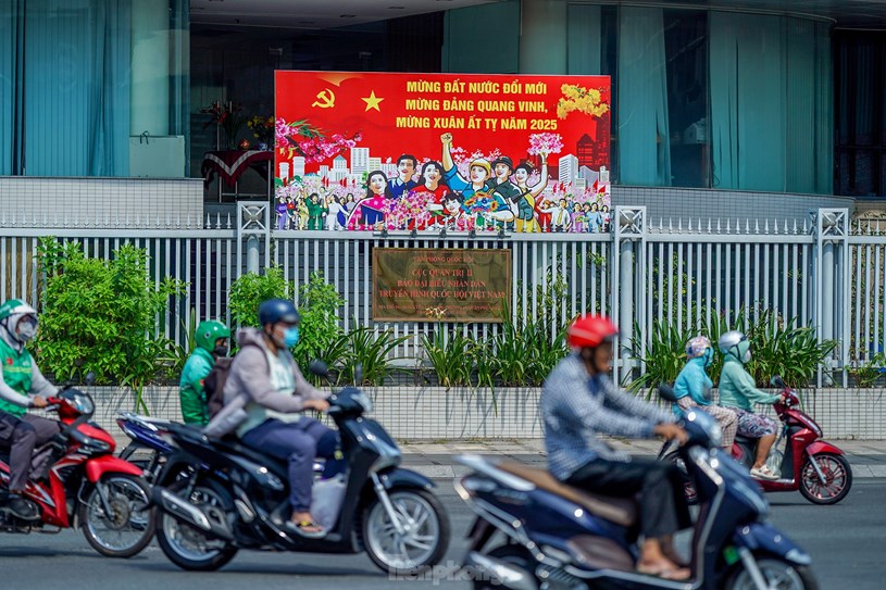 Các biểu ngữ trang trí, tuyên truyền và các hoạt động kỷ niệm 95 năm Ngày thành lập Đảng Cộng sản Việt Nam không chỉ tạo nên không khí vui tươi, phấn khởi trong toàn thành phố trong những ngày đầu năm mới, mà còn góp phần giáo dục truyền thống cách mạng cho các thế hệ, khơi dậy niềm tự hào dân tộc và ý chí quyết tâm xây dựng thành phố ngày càng giàu đẹp, văn minh, hiện đại.