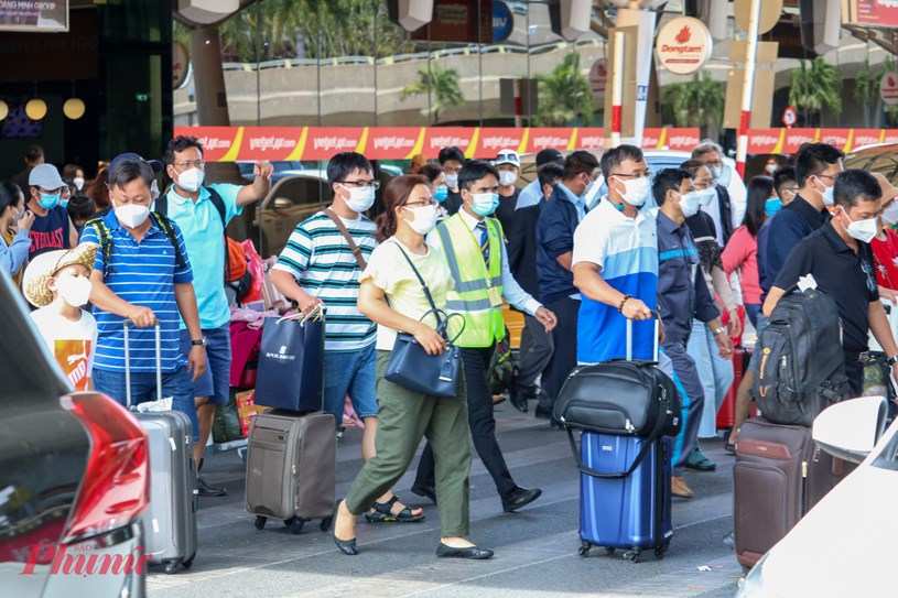 Theo một số nh&acirc;n vi&ecirc;n tại s&acirc;n bay, tại khu vực ga đến quốc nội s&acirc;n bay T&acirc;n Sơn Nhất, c&oacute; nhiều h&agrave;nh kh&aacute;ch xếp h&agrave;ng chờ đợi trả h&agrave;nh l&yacute; tại băng chuyền ngay từ những chuyến bay s&aacute;ng sớm; trong khi đ&oacute;, ga đi trong nước của c&aacute;c h&atilde;ng h&agrave;ng kh&ocirc;ng kh&aacute; vắng vẻ.