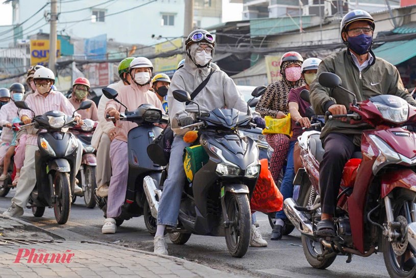 Tại cửa ngõ phía tây, Quốc lộ 50 của huyện Bình Chánh, lúc 17g có rất đông người dân chở hành lý lỉnh kỉnh đổ về TPHCM.