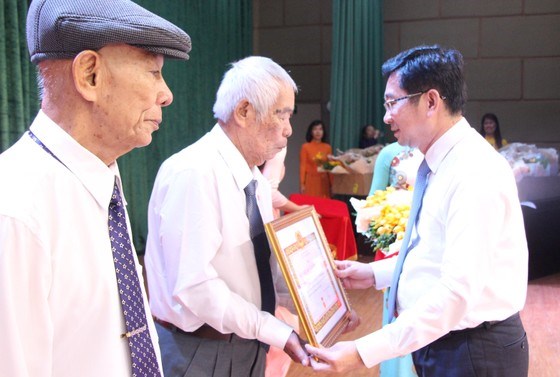 Đồng chí Dương Ngọc Hải trao Huy hiệu 60 năm tuổi Đảng cho các Đảng viên. Ảnh M.HOA