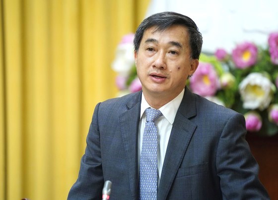 Thứ trưởng Bộ Y tế Trần Văn Thuấn trả lời các câu hỏi tại cuộc họp báo. Ảnh VIẾT CHUNG