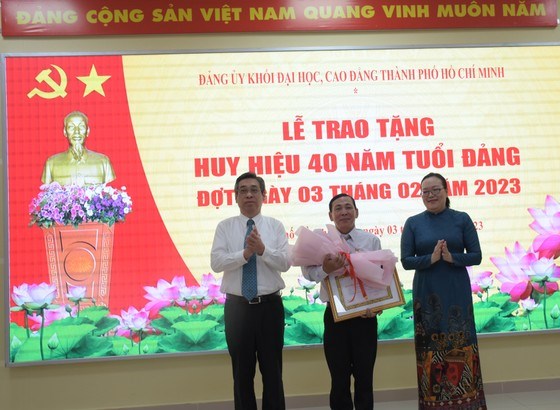 Đồng chí Nguyễn Phước Lộc, Ủy viên Ban Thường vụ Thành ủy, Trưởng Ban Tổ chức Thành ủy TPHCM trao Huy hiệu Đảng cho các đảng viên