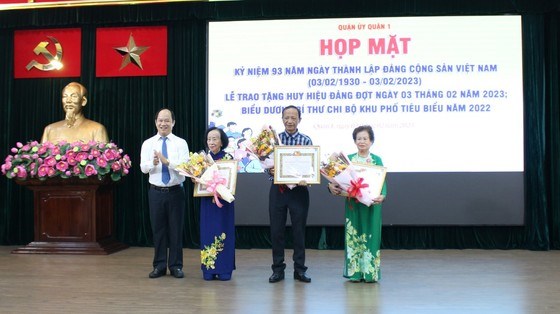 Đồng chí Lê Đức Thanh, Chủ tịch UBND Quận 1 trao Huy hiệu 60 năm tuổi Đảng cho các đồng chí đảng viên.