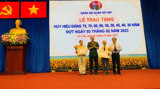 Trung tướng Nguyễn Văn Nam cùng Đồng chí Sử Ngọc Anh trao Huy hiệu 75 năm tuổi Đảng cho đảng viên