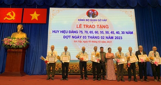 Lãnh đạo quận Gò Vấp trao Huy hiệu Đảng cho đảng viên cao tuổi Đảng