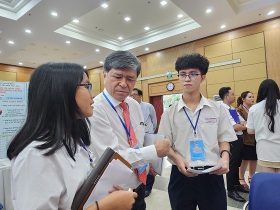 Giám đốc Sở GD-ĐT TPHCM Nguyễn Văn Hiếu trao đổi với học sinh tại vòng chung kết