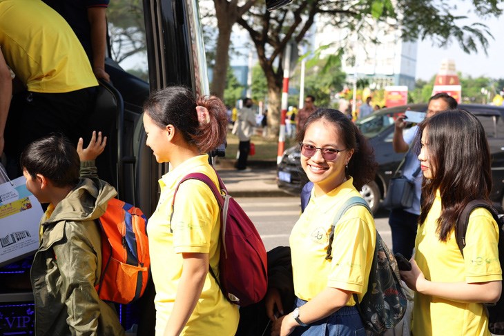 Sinh vi&ecirc;n Đại học Quốc gia TP.HCM tr&ecirc;n chuyến xe H&agrave;nh tr&igrave;nh M&ugrave;a xu&acirc;n về qu&ecirc; ăn Tết năm 2025 - Ảnh: TRỌNG NH&Acirc;N