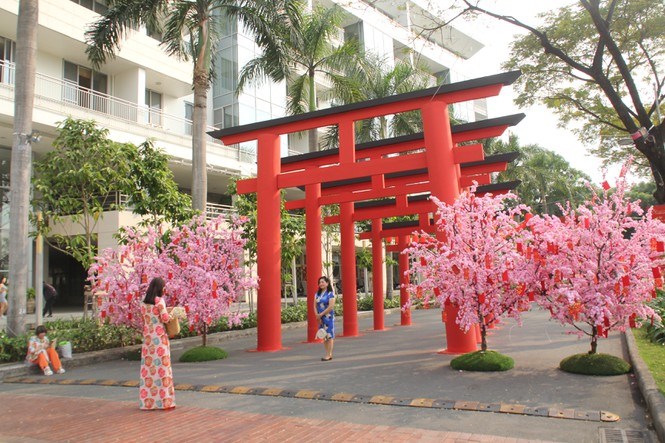 C&ograve;n khu vực Tết Nhật Bản được b&agrave;i tr&iacute; với những h&igrave;nh ảnh ng&agrave;y xu&acirc;n như cổng trời, đ&egrave;n Chouchin, vườn hoa anh đ&agrave;o, những ch&uacute; m&egrave;o Maneki neko&hellip;&nbsp;