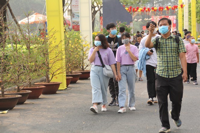 Trước đ&oacute;, trong buổi chiều c&ugrave;ng ng&agrave;y, nhiều bạn trẻ đ&atilde; t&igrave;m đến đ&acirc;y thưởng ngoạn v&agrave; chụp ảnh b&ecirc;n c&aacute;c tiểu cảnh v&agrave; kh&ocirc;ng gian trưng b&agrave;y hoa kiểng.