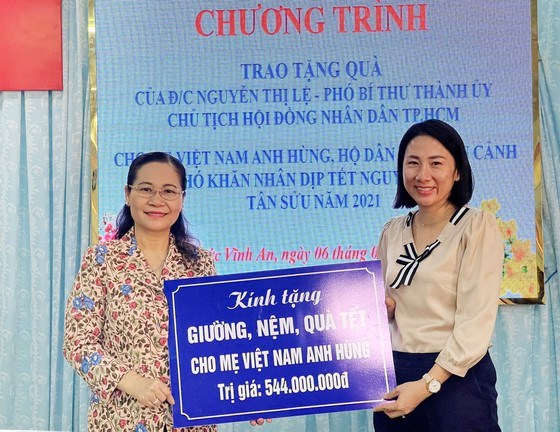 Thường trực HĐND TPHCM tặng 249 phần qu&#224; tới Mẹ Việt Nam Anh h&#249;ng v&#224; người d&#226;n huyện Củ Chi - Ảnh 3