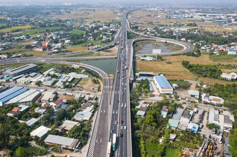 Si&ecirc;u n&uacute;t giao Mỹ Y&ecirc;n - đầu mối giao th&ocirc;ng quan trọng của cả miền Nam đang được khẩn trương thi c&ocirc;ng. Đ&acirc;y l&agrave; điểm kết nối 3 tuyến đường trọng điểm của cả miền Nam, gồm cao tốc TP.HCM - Trung Lương, Bến Lức - Long Th&agrave;nh v&agrave; v&agrave;nh đai 3 TP.HCM. Khi ho&agrave;n th&agrave;nh, n&uacute;t giao sẽ tạo n&ecirc;n những "c&aacute;nh cửa" giao th&ocirc;ng li&ecirc;n v&ugrave;ng, từ đ&oacute; th&uacute;c đẩy sự ph&aacute;t triển giao th&ocirc;ng, kinh tế v&agrave; x&atilde; hội - Ảnh: PHƯƠNG NHI