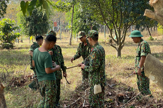 C&aacute;n bộ, chiến sĩ của Trung đo&agrave;n Gia Định &ndash; Bộ Tư lệnh Th&agrave;nh phố dọn dẹp tạo m&ocirc;i trường xanh, sạch, đẹp cho Bệnh viện d&atilde; chiến