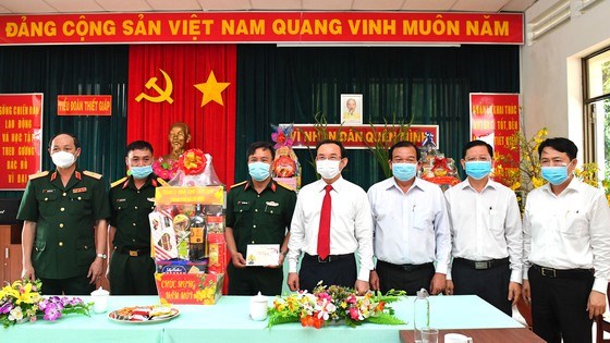 B&iacute; thư Th&agrave;nh ủy TPHCM Nguyễn Văn N&ecirc;n ch&uacute;c tết Tiểu đo&agrave;n Thiết gi&aacute;p. Ảnh: VIỆT DŨNG