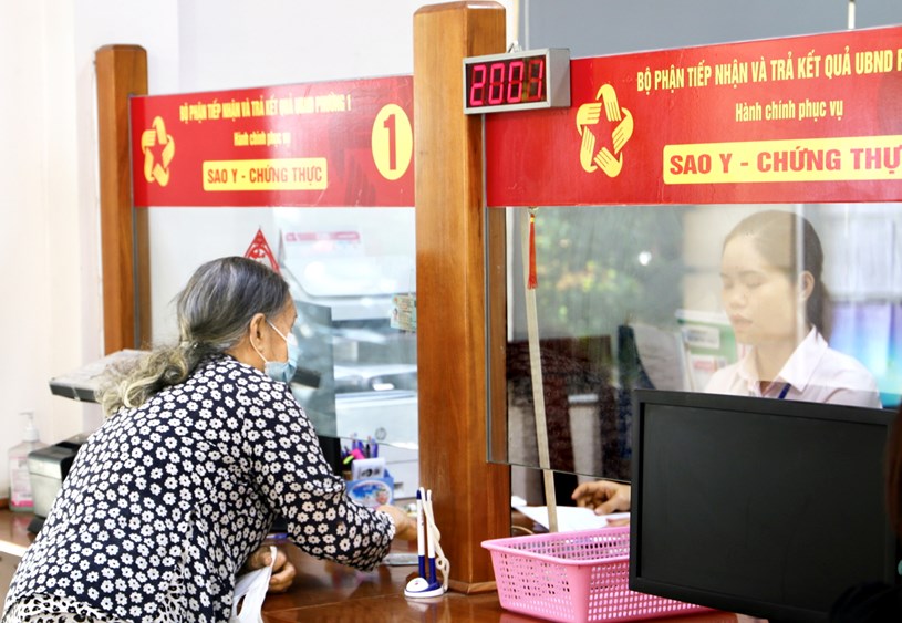 Người d&acirc;n đến trụ sở UBND phường 1, quận G&ograve; Vấp l&agrave;m thủ tục trong thời gian đầu s&aacute;p nhập phường