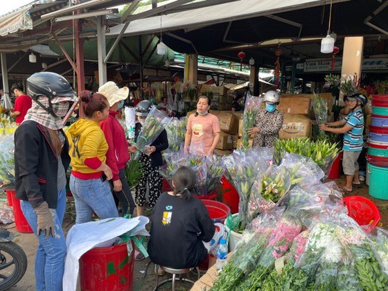 Gi&aacute; b&aacute;n nhiều loại hoa tươi tại Chợ đầu mối Thủ Đức v&agrave;o chiều 29 Tết vẫn ổn định