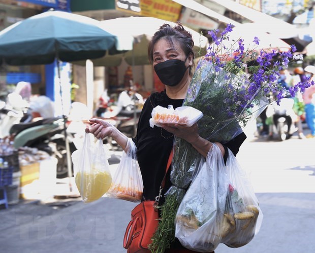 Người d&acirc;n mua hoa v&agrave; những lễ vật để c&uacute;ng tất ni&ecirc;n v&agrave; Giao thừa tại chợ H&agrave;ng B&egrave;. (Ảnh: Ho&agrave;ng Hiếu/TTXVN)