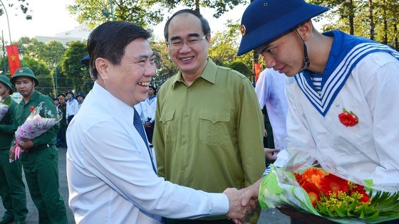 Chủ tịch UBND TPHCM Nguyễn Th&agrave;nh Phong động vi&ecirc;n c&aacute;c t&acirc;n binh trước giờ l&ecirc;n đường nhập ngũ. Ảnh: VIỆT DŨNG