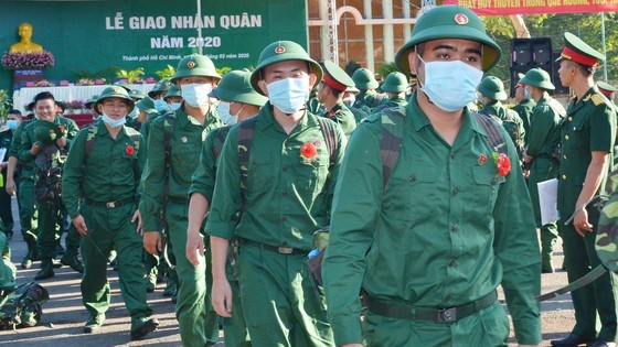 C&aacute;c t&acirc;n binh l&ecirc;n đường nhập ngũ. Ảnh: VIỆT DŨNG