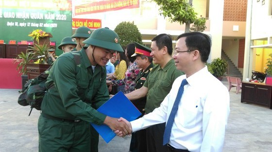 L&atilde;nh đạo quận 10 ch&uacute;c mừng thanh ni&ecirc;n l&ecirc;n đường nhập ngũ. Ảnh: &Aacute;I CH&Acirc;N