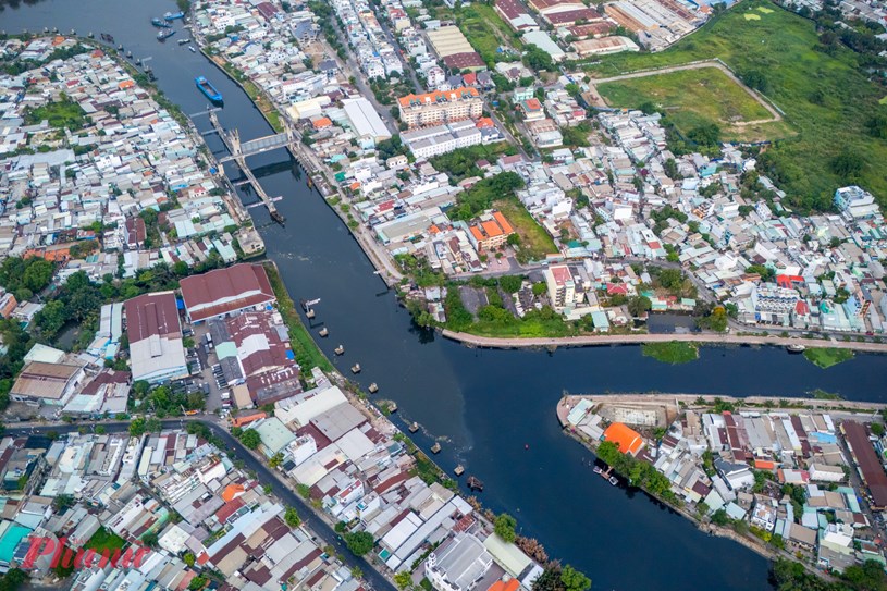 Cống kiểm so&aacute;t triều Ph&uacute; Định (quận 8) nằm tr&ecirc;n K&ecirc;nh Đ&ocirc;i, giữa 2 ng&atilde; ba s&ocirc;ng Cần Giuộc - Chợ Đệm - K&ecirc;nh Đ&ocirc;i v&agrave; K&ecirc;nh Đ&ocirc;i - K&ecirc;nh T&agrave;u Hũ. Đ&acirc;y l&agrave; cống c&oacute; nhiệm vụ ngăn triều từ 2 con s&ocirc;ng V&agrave;m Cỏ Đ&ocirc;ng v&agrave; s&ocirc;ng Cần Giuộc đổ v&agrave;o trung t&acirc;m th&agrave;nh phố.