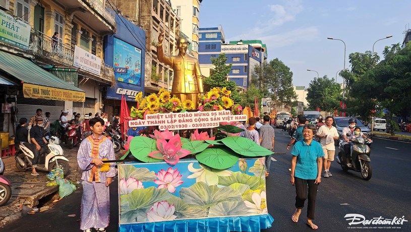 Từ 16h30, đo&agrave;n diễu h&agrave;nh nghệ thuật đường phố bắt đầu khởi h&agrave;nh, thu h&uacute;t c&aacute;c hội qu&aacute;n người Hoa v&agrave; nhiều đo&agrave;n l&acirc;n sư rồng. Ảnh: Hồng Ph&uacute;c.