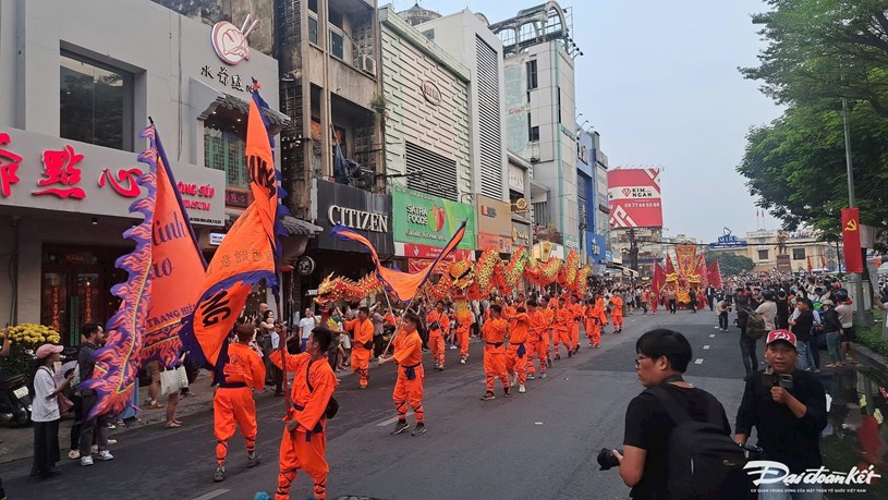 Một đo&agrave;n l&acirc;n sư rồng của c&aacute;c Hội qu&aacute;n người Hoa tham gia diễu h&agrave;nh Tết Nguy&ecirc;n ti&ecirc;u. Ảnh: Hồng Ph&uacute;c.