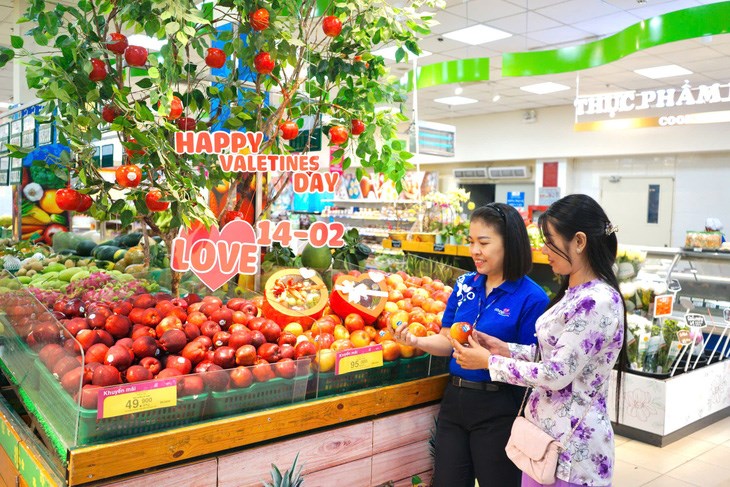 Hộp qu&agrave; tr&aacute;i c&acirc;y t&igrave;nh y&ecirc;u l&ecirc;n kệ si&ecirc;u thị dịp Valentine - Ảnh: NHẬT XU&Acirc;N