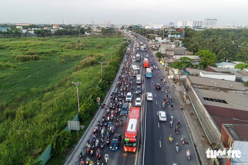 Cầu B&igrave;nh Điền (tr&ecirc;n quốc lộ 1, cửa ng&otilde; miền T&acirc;y TP.HCM) hiện đ&atilde; qu&aacute; tải, kẹt xe như cơm bữa - Ảnh: CH&Acirc;U TUẤN