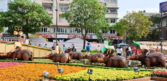 Đường hoa Nguyễn Huệ mở cửa th&#234;m một ng&#224;y - Ảnh 2