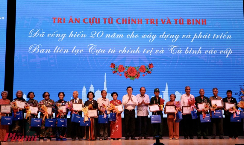 Nguy&ecirc;n Chủ tịch nước Trương Tấn Sang trao bảng tri &acirc;n v&agrave; tặng qu&agrave; lưu niệm cho c&aacute;c đại biểu đ&atilde; c&oacute; qu&aacute; tr&igrave;nh cống hiến tham gia Ban li&ecirc;n lạc c&aacute;c cấp th&agrave;nh phố, quận, huyện trong nhiều năm liền - Ảnh: Thanh T&acirc;m