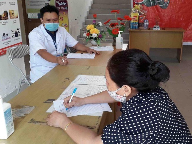 Một phụ nữ đang khai b&aacute;o y tế tại Trạm Y tế phường 9, G&ograve; Vấp, TP.HCM. Ảnh: TRẦN NGỌC