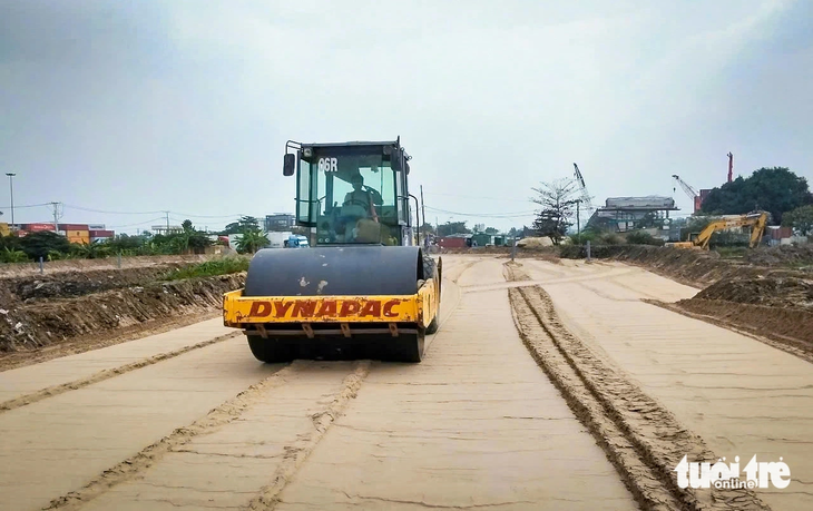 Thi c&ocirc;ng nền đường v&agrave;nh đai 3 TP.HCM - Ảnh: CH&Acirc;U TUẤN