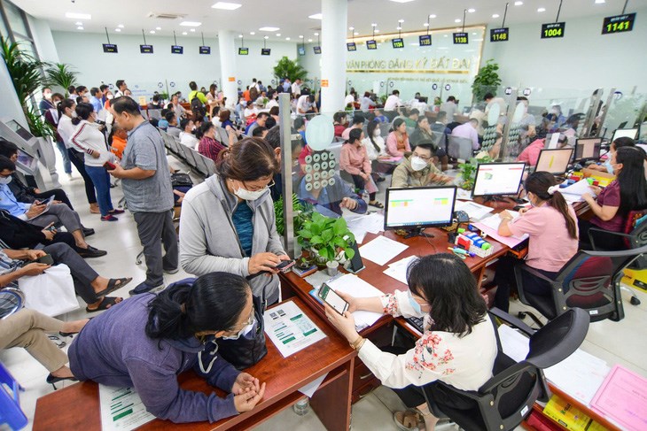 C&aacute;n bộ c&ocirc;ng chức ở TP.HCM khi xử l&yacute; giấy tờ cho người d&acirc;n - Ảnh: Q.ĐỊNH