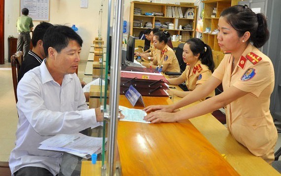 Cũng theo đ&oacute;, từ ng&agrave;y 12-3, c&aacute;c địa phương H&agrave; Nội, TPHCM, Đ&agrave; Nẵng, Hải Ph&ograve;ng v&agrave; B&igrave;nh Thuận l&agrave; 5 tỉnh sẽ được th&iacute; điểm về việc nộp phạt vi phạm h&agrave;nh ch&iacute;nh trong lĩnh vực giao th&ocirc;ng qua Cổng dịch vụ c&ocirc;ng quốc gia (DVCQG).