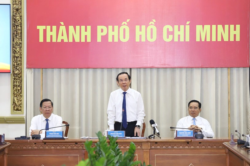 B&iacute; thư Th&agrave;nh ủy TP HCM Nguyễn Văn N&ecirc;n (giữa), Ph&oacute; B&iacute; thư Th&agrave;nh ủy TP HCM Nguyễn Văn Được (b&igrave;a phải) v&agrave; Chủ nhiệm Ủy ban Kinh tế v&agrave; T&agrave;i ch&iacute;nh của Quốc hội Phan Văn M&atilde;i (b&igrave;a tr&aacute;i) dự lễ trao quyết định s&aacute;ng 20-2 &nbsp;