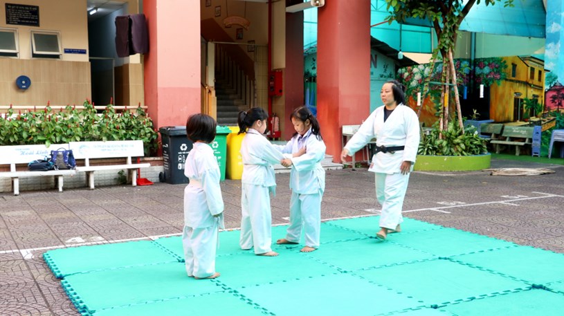 Học sinh Trường tiểu học Đặng Trần C&ocirc;n (quận 4) tập luyện ở c&acirc;u lạc bộ v&otilde; thuật sau giờ học