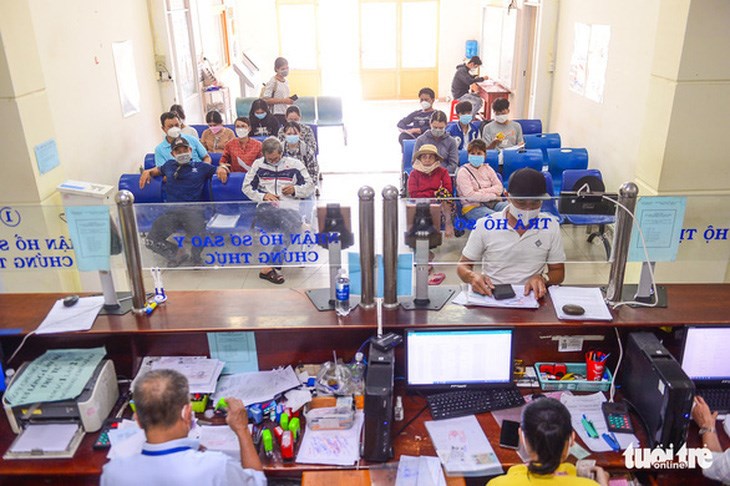 Người d&acirc;n l&agrave;m thủ tục tại UBND x&atilde; Vĩnh Lộc B, huyện B&igrave;nh Ch&aacute;nh, TP.HCM - Ảnh: Q.ĐỊNH