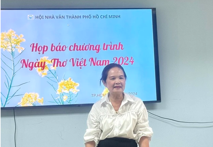 Chủ tịch Hội Nhà văn TP.HCM Trịnh Bích Ngân phát biểu tại cuộc họp báo.