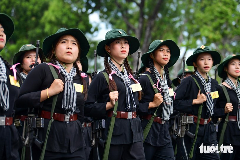 Nữ d&acirc;n qu&acirc;n diễu h&agrave;nh qua lễ đ&agrave;i - Ảnh: QUANG ĐỊNH &nbsp;