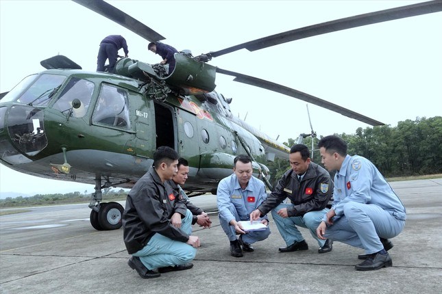Thượng t&aacute; Trần Minh Ph&uacute; - Ph&oacute; Trung đo&agrave;n trưởng Qu&acirc;n huấn Trung đo&agrave;n 916 (thứ hai từ phải qua) trao đổi phương &aacute;n bay với một tổ bay trước ng&agrave;y cơ động chuyển s&acirc;n.