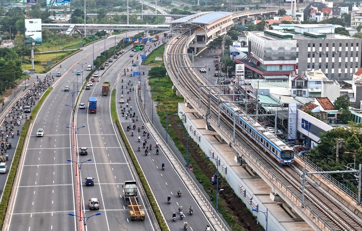 Metro số 1 đoạn tr&ecirc;n cao qua TP Thủ Đức - Ảnh: CH&Acirc;U TUẤN