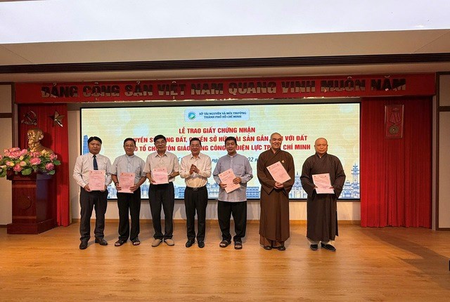 Gi&aacute;m đốc Sở T&agrave;i nguy&ecirc;n - M&ocirc;i trường TP HCM Nguyễn To&agrave;n Thắng trao sổ hồng cho tổ chức t&ocirc;n gi&aacute;o.