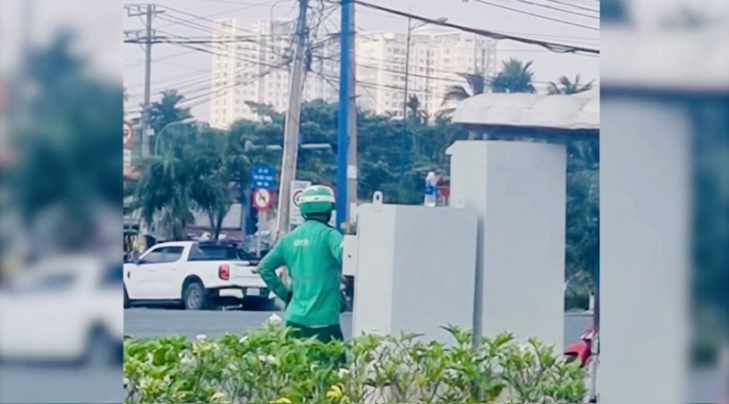 Người đ&agrave;n &ocirc;ng mặc &aacute;o của một h&atilde;ng xe c&ocirc;ng nghệ điều khiển đ&egrave;n giao th&ocirc;ng bị C&ocirc;ng an TPHCM c&ugrave;ng C&ocirc;ng an TP Thủ Đức mời l&ecirc;n l&agrave;m việc, xử l&yacute; v&agrave;o th&aacute;ng 1/2025