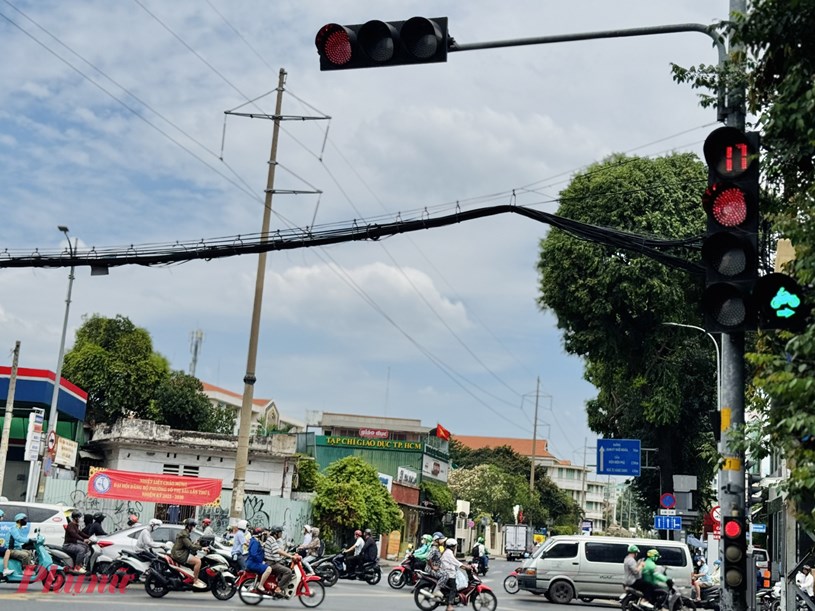 T&iacute;n hiệu đ&egrave;n giao th&ocirc;ng tại giao lộ Điện Bi&ecirc;n Phủ v&agrave; C&aacute;ch Mạng Th&aacute;ng T&aacute;m (quận 3, TPHCM)