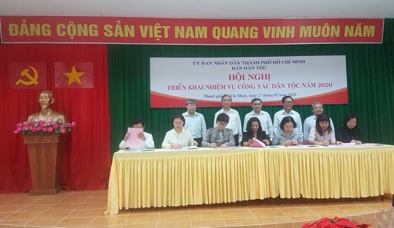 Ban D&acirc;n tộc TP v&agrave; UBND c&aacute;c quận - huyện k&yacute; kết c&aacute;c nội dung thi đua thực hiện c&aacute;c ch&iacute;nh s&aacute;ch d&acirc;n tộc tr&ecirc;n địa b&agrave;n TPHCM