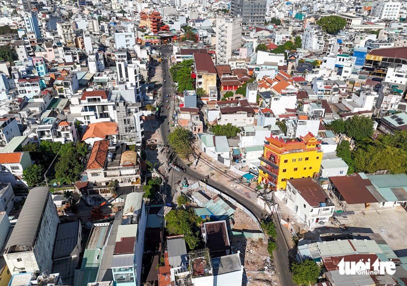 Hiện trạng đường Chu Văn An hẹp, đoạn từ ng&atilde; 5 B&igrave;nh H&ograve;a đến Phan Chu Trinh d&agrave;i khoảng 600m - Ảnh: CH&Acirc;U TUẤN &nbsp;