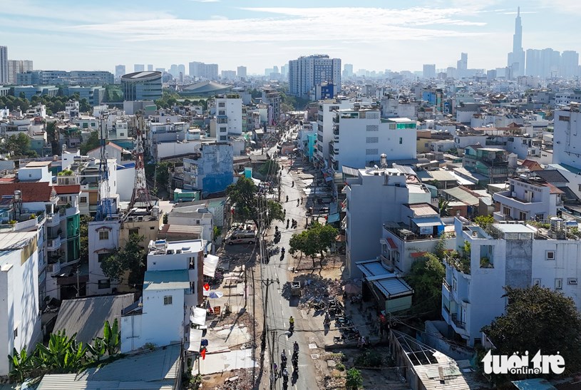 Đoạn đường Chu Văn An quanh co, chật hẹp, nh&agrave; d&acirc;n san s&aacute;t, do đ&oacute; việc bồi thường, giải ph&oacute;ng mặt bằng l&agrave; một kh&oacute; khăn lớn - Ảnh: CH&Acirc;U TUẤN