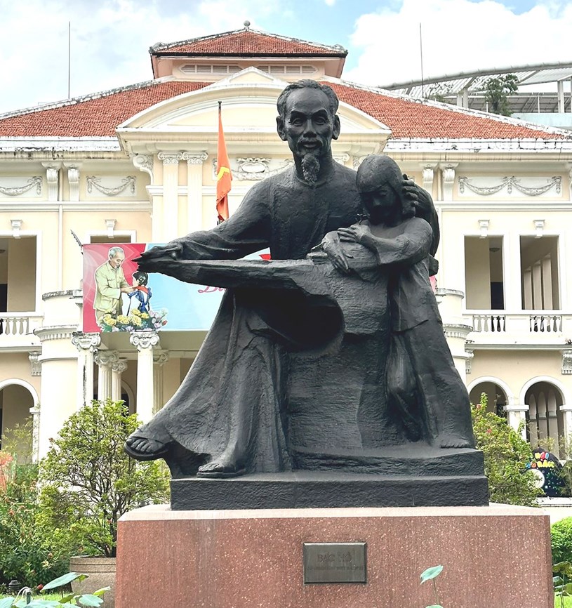 Tượng B&aacute;c Hồ với thiếu nhi