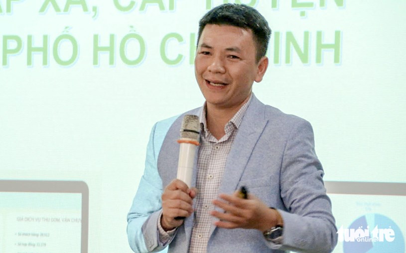 Tổng gi&aacute;m đốc C&ocirc;ng ty cổ phần C&ocirc;ng nghệ Grac b&aacute;o c&aacute;o kết quả triển khai phần mềm chuyển đổi số phục vụ c&ocirc;ng t&aacute;c quản l&yacute; r&aacute;c thải rắn sinh hoạt tại TP.HCM - Ảnh: B&Ugrave;I NHI