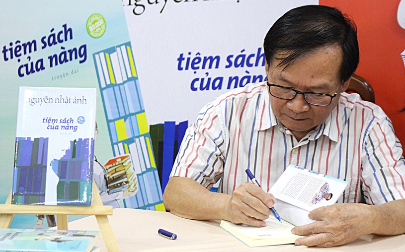 Nh&agrave; văn Nguyễn Nhật &Aacute;nh k&yacute; tặng s&aacute;ch - Ảnh: H.Đ.